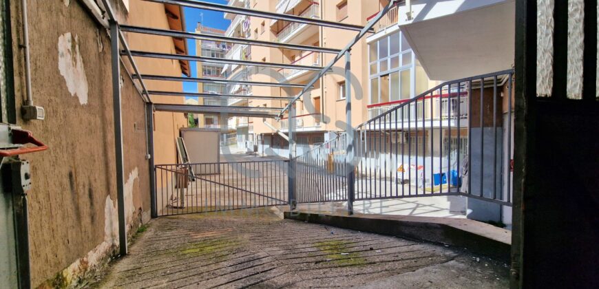 LABORATORIO CON MAGAZZINO IN VENDITA
