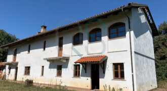 CASCINALE CON TERRENO IN VENDITA