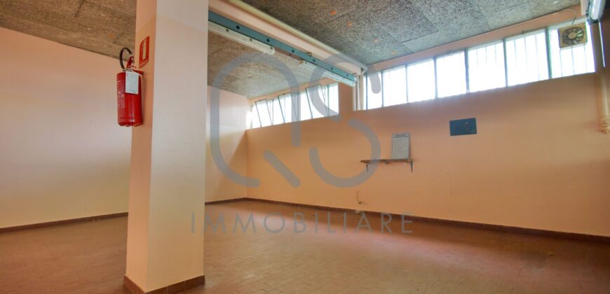 LOCALE COMMERCIALE E AMPIO MAGAZZINO IN VENDITA