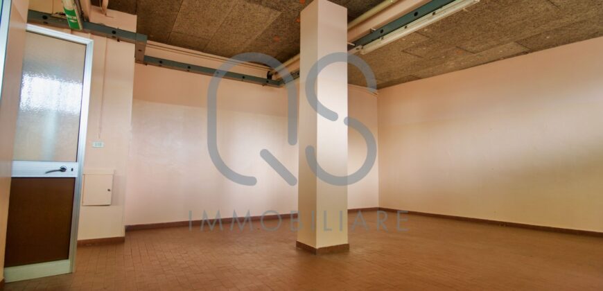 LOCALE COMMERCIALE E AMPIO MAGAZZINO IN VENDITA