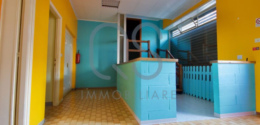 LOCALE COMMERCIALE E AMPIO MAGAZZINO IN VENDITA