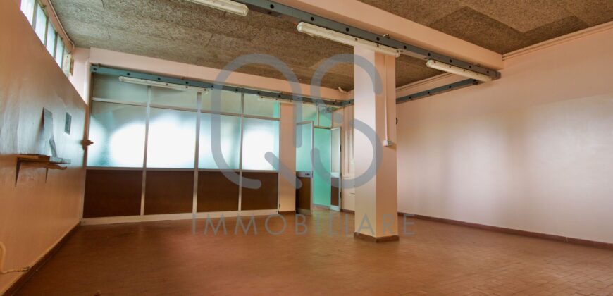 LOCALE COMMERCIALE E AMPIO MAGAZZINO IN VENDITA