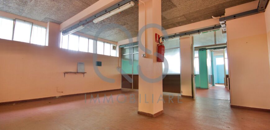 LOCALE COMMERCIALE E AMPIO MAGAZZINO IN VENDITA