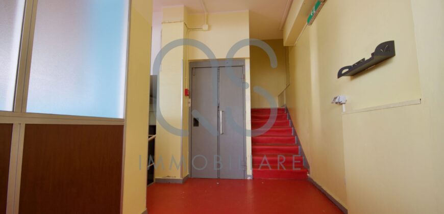 LOCALE COMMERCIALE E AMPIO MAGAZZINO IN VENDITA