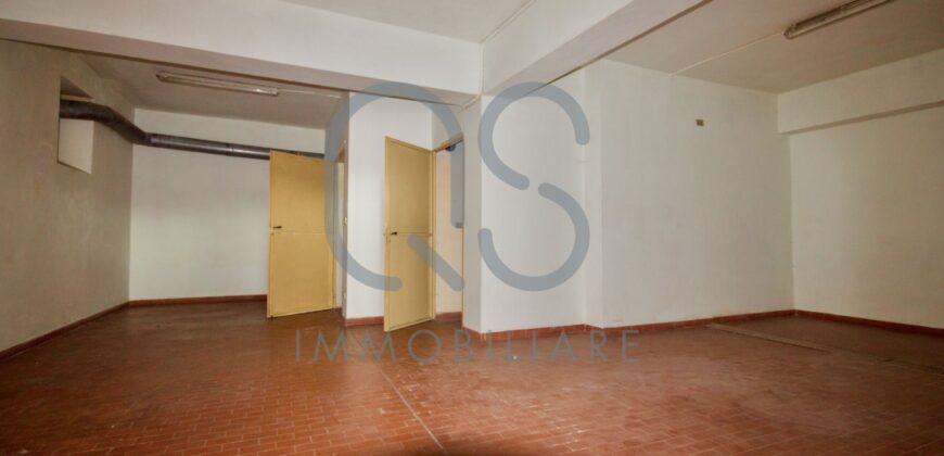 LOCALE COMMERCIALE E AMPIO MAGAZZINO IN VENDITA