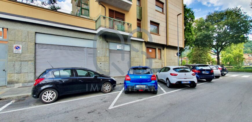 LOCALE COMMERCIALE E AMPIO MAGAZZINO IN VENDITA