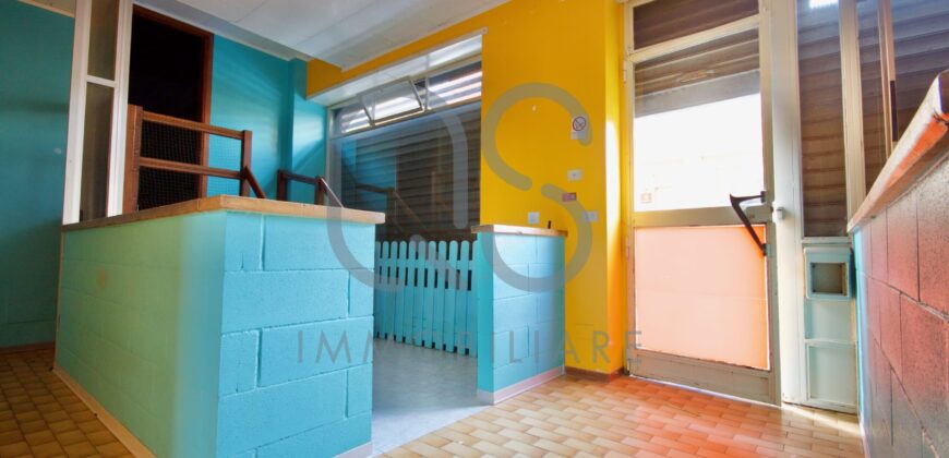 LOCALE COMMERCIALE E AMPIO MAGAZZINO IN VENDITA