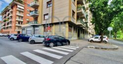 LOCALE COMMERCIALE E AMPIO MAGAZZINO IN VENDITA