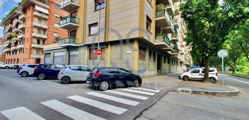 LOCALE COMMERCIALE E AMPIO MAGAZZINO IN VENDITA