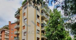 LOCALE COMMERCIALE E AMPIO MAGAZZINO IN VENDITA