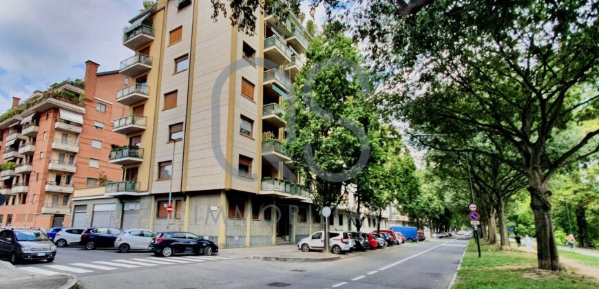 LOCALE COMMERCIALE E AMPIO MAGAZZINO IN VENDITA