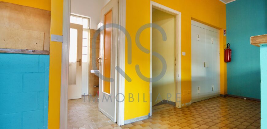 LOCALE COMMERCIALE E AMPIO MAGAZZINO IN VENDITA