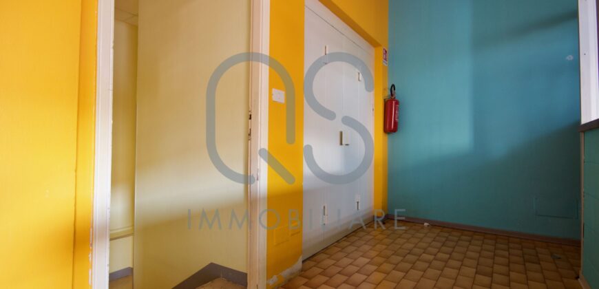 LOCALE COMMERCIALE E AMPIO MAGAZZINO IN VENDITA