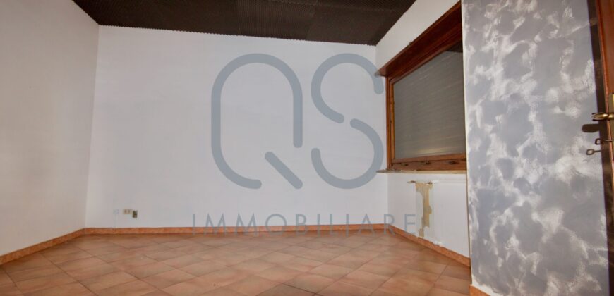 LOCALE COMMERCIALE E AMPIO MAGAZZINO IN VENDITA