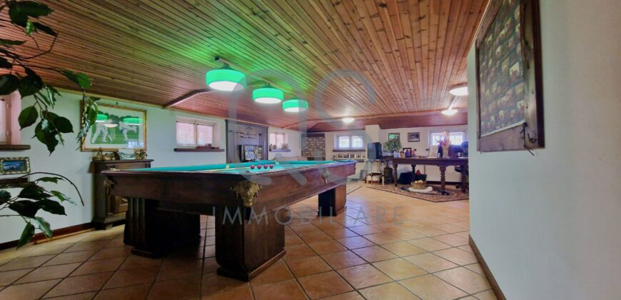 ESCLUSIVA VILLA CON PISCINA E TERRENI IN VENDITA
