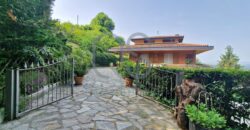 ESCLUSIVA VILLA CON PISCINA E TERRENI IN VENDITA