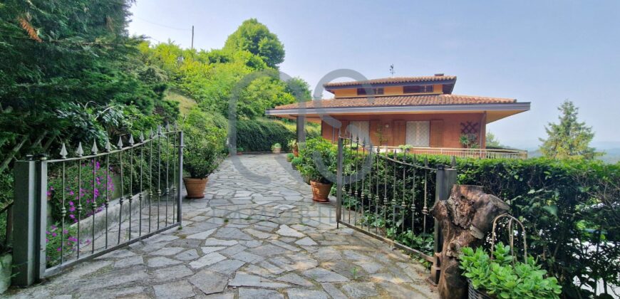 ESCLUSIVA VILLA CON PISCINA E TERRENI IN VENDITA