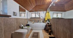 ESCLUSIVA VILLA CON PISCINA E TERRENI IN VENDITA