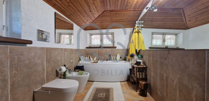 ESCLUSIVA VILLA CON PISCINA E TERRENI IN VENDITA