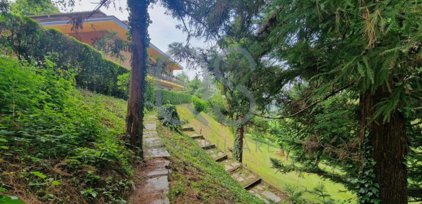 ESCLUSIVA VILLA CON PISCINA E TERRENI IN VENDITA