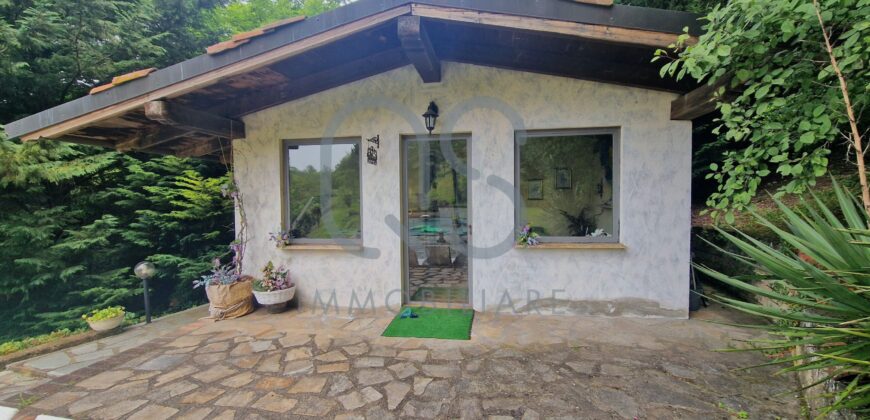 ESCLUSIVA VILLA CON PISCINA E TERRENI IN VENDITA