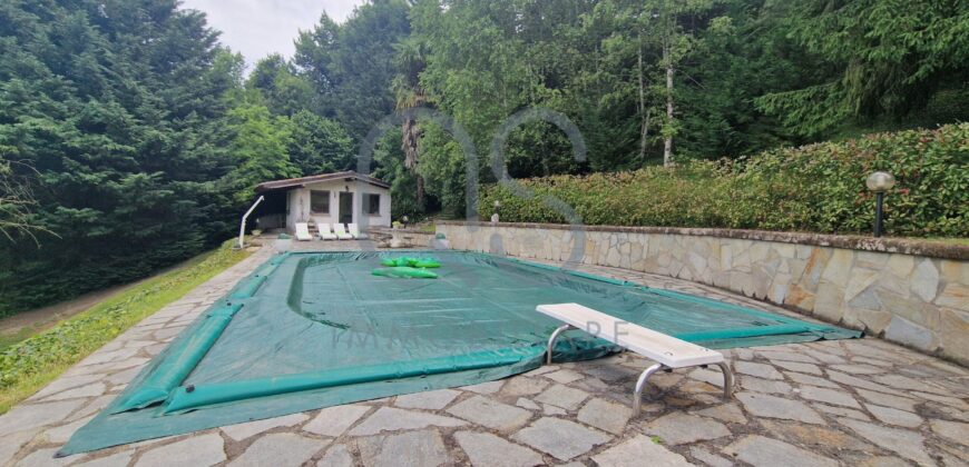 ESCLUSIVA VILLA CON PISCINA E TERRENI IN VENDITA