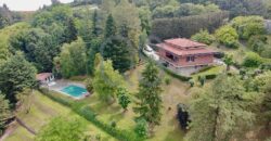 ESCLUSIVA VILLA CON PISCINA E TERRENI IN VENDITA