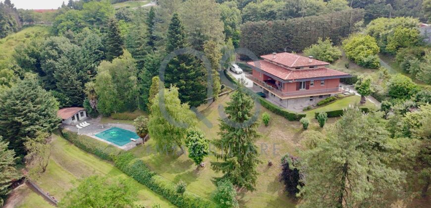 ESCLUSIVA VILLA CON PISCINA E TERRENI IN VENDITA