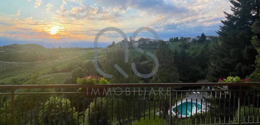 ESCLUSIVA VILLA CON PISCINA E TERRENI IN VENDITA