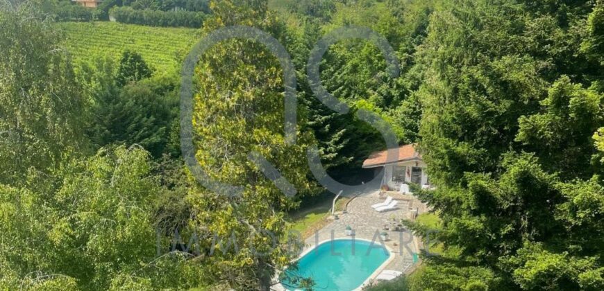 ESCLUSIVA VILLA CON PISCINA E TERRENI IN VENDITA