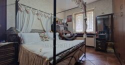 ESCLUSIVA VILLA CON PISCINA E TERRENI IN VENDITA