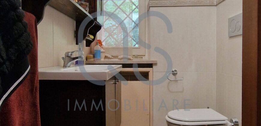 ESCLUSIVA VILLA CON PISCINA E TERRENI IN VENDITA