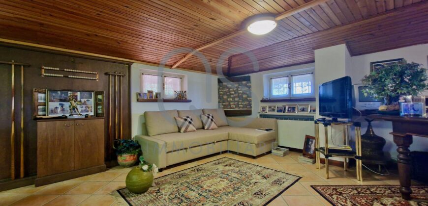 ESCLUSIVA VILLA CON PISCINA E TERRENI IN VENDITA