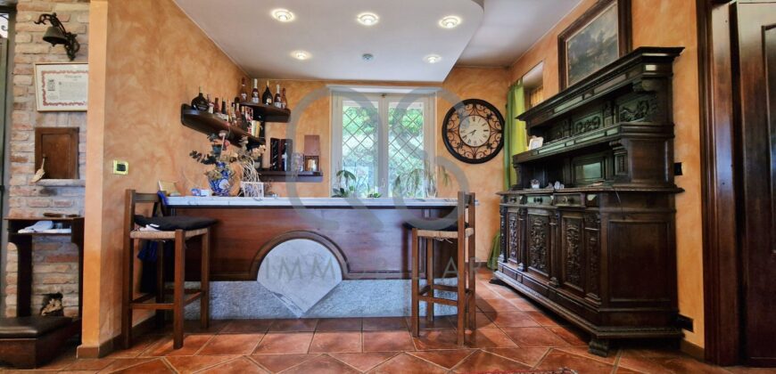 ESCLUSIVA VILLA CON PISCINA E TERRENI IN VENDITA