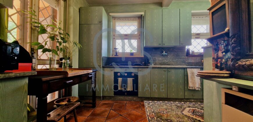 ESCLUSIVA VILLA CON PISCINA E TERRENI IN VENDITA
