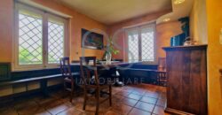 ESCLUSIVA VILLA CON PISCINA E TERRENI IN VENDITA