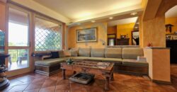 ESCLUSIVA VILLA CON PISCINA E TERRENI IN VENDITA