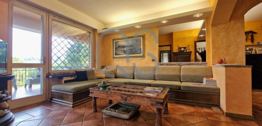 ESCLUSIVA VILLA CON PISCINA E TERRENI IN VENDITA
