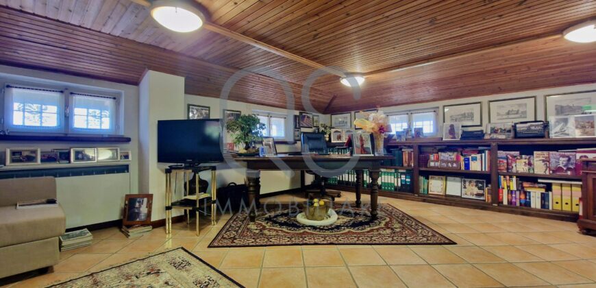 ESCLUSIVA VILLA CON PISCINA E TERRENI IN VENDITA