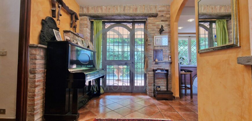 ESCLUSIVA VILLA CON PISCINA E TERRENI IN VENDITA
