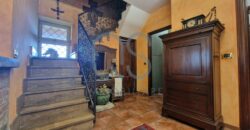 ESCLUSIVA VILLA CON PISCINA E TERRENI IN VENDITA