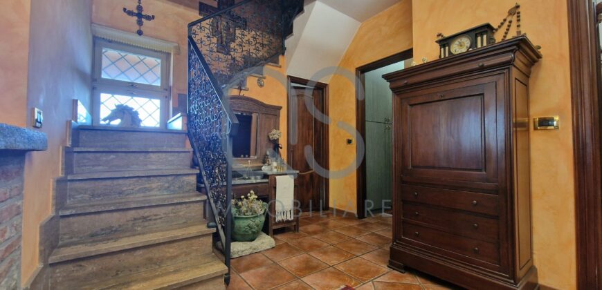 ESCLUSIVA VILLA CON PISCINA E TERRENI IN VENDITA
