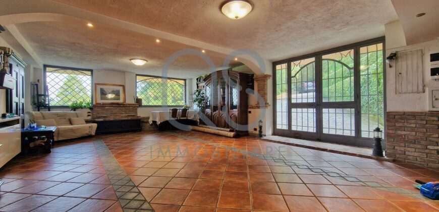 ESCLUSIVA VILLA CON PISCINA E TERRENI IN VENDITA