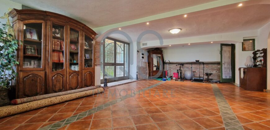 ESCLUSIVA VILLA CON PISCINA E TERRENI IN VENDITA