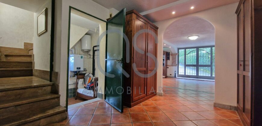 ESCLUSIVA VILLA CON PISCINA E TERRENI IN VENDITA