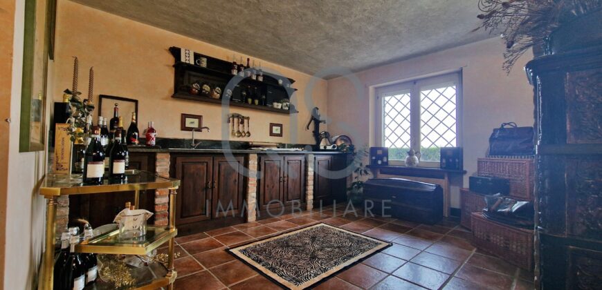 ESCLUSIVA VILLA CON PISCINA E TERRENI IN VENDITA
