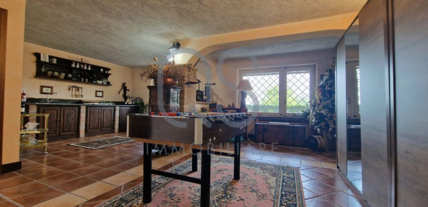 ESCLUSIVA VILLA CON PISCINA E TERRENI IN VENDITA