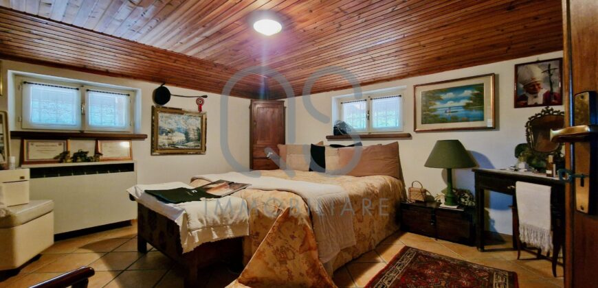 ESCLUSIVA VILLA CON PISCINA E TERRENI IN VENDITA