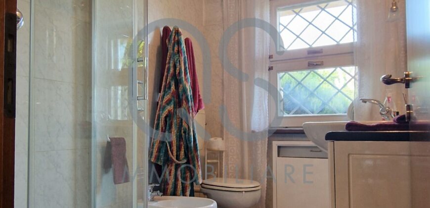 ESCLUSIVA VILLA CON PISCINA E TERRENI IN VENDITA