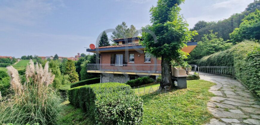 ESCLUSIVA VILLA CON PISCINA E TERRENI IN VENDITA